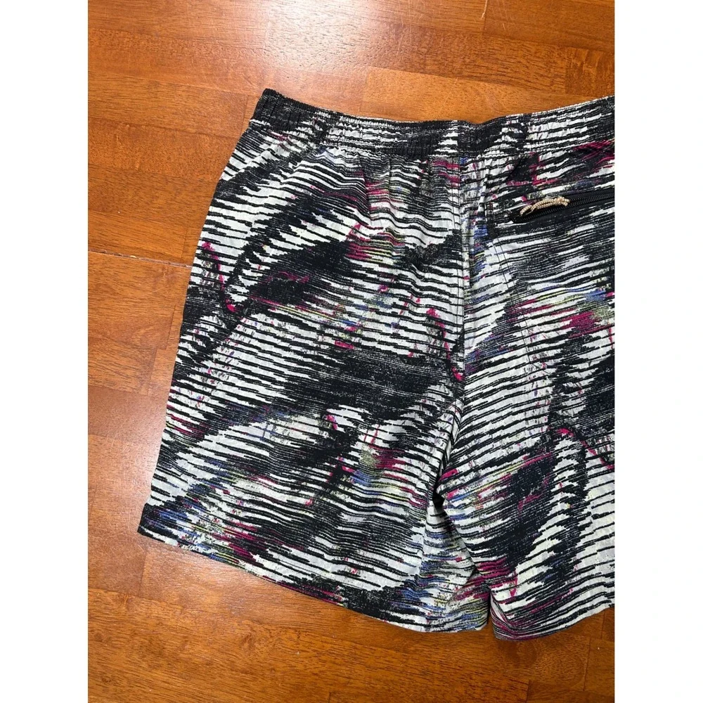 The North Face Shorts Mens Medium Black Abstract FlashDry Activewear Running